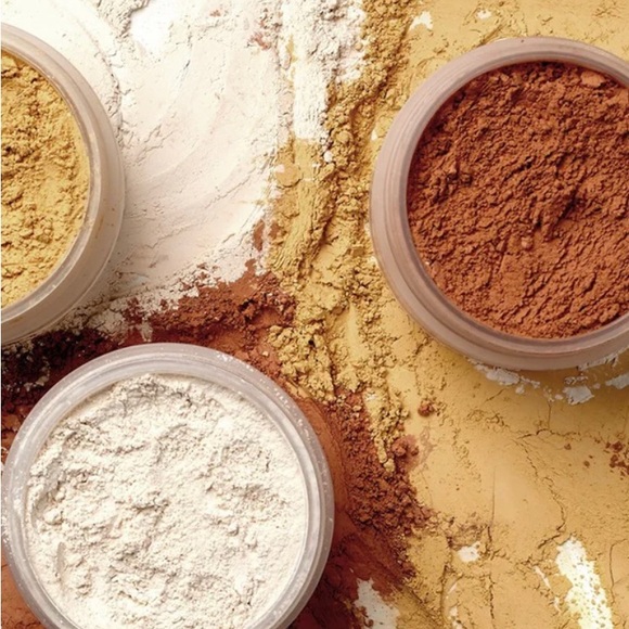 Loose Setting Powder by OPVBeauty London (New!) shade is Medium - Picture 7 of 8